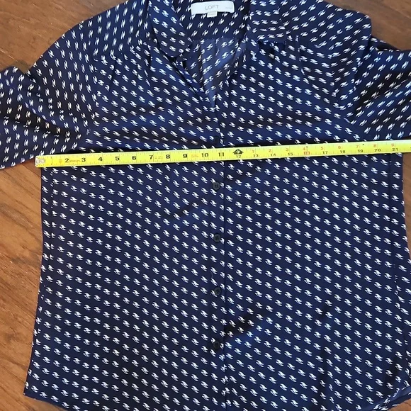LOFT Navy and White Patterned Button Down Blouse Size LP - Picture 5 of 6